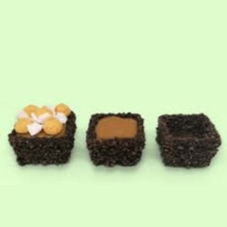 КВАДРАТНА ВАФЛЕНА КУПИЧКА АМАРЕТО 43/21 мм 